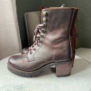 NWOT Frye Sabrina Lug Sole Boots